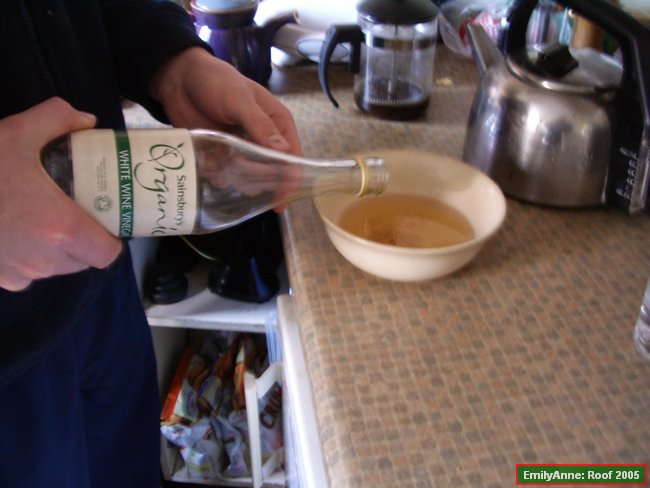 y42- the roof was then washed in 50-50 mix of vinager and boiling water, to remove the exodadte off the epoxy.JPG